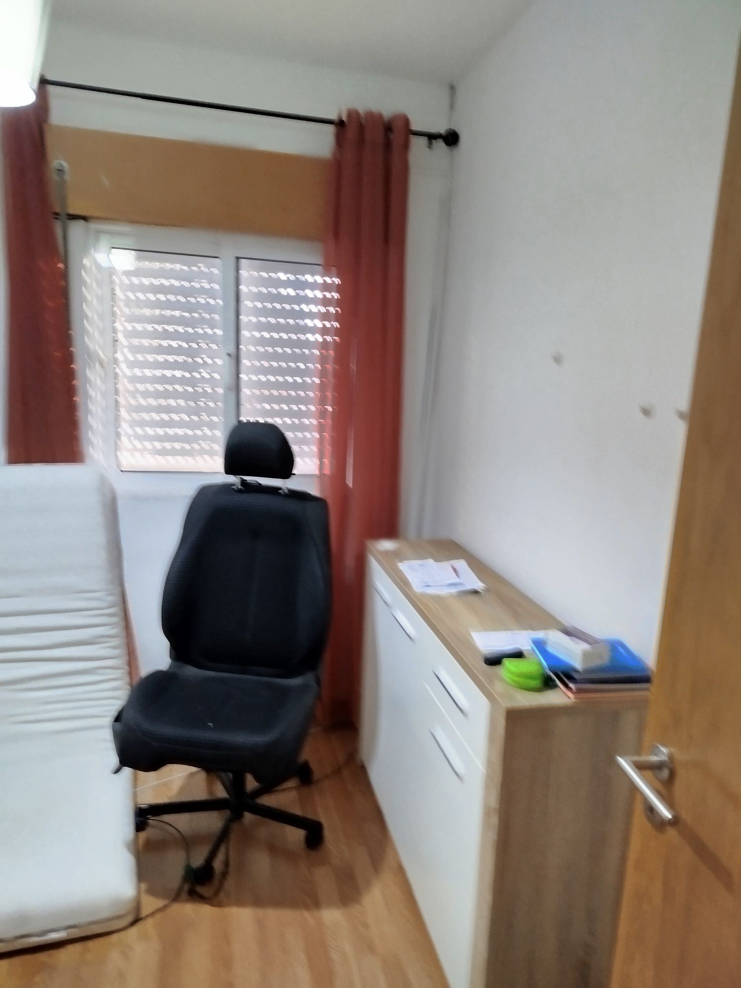 Casa de habitação para venda com terreno e árvores de fruto e anexo