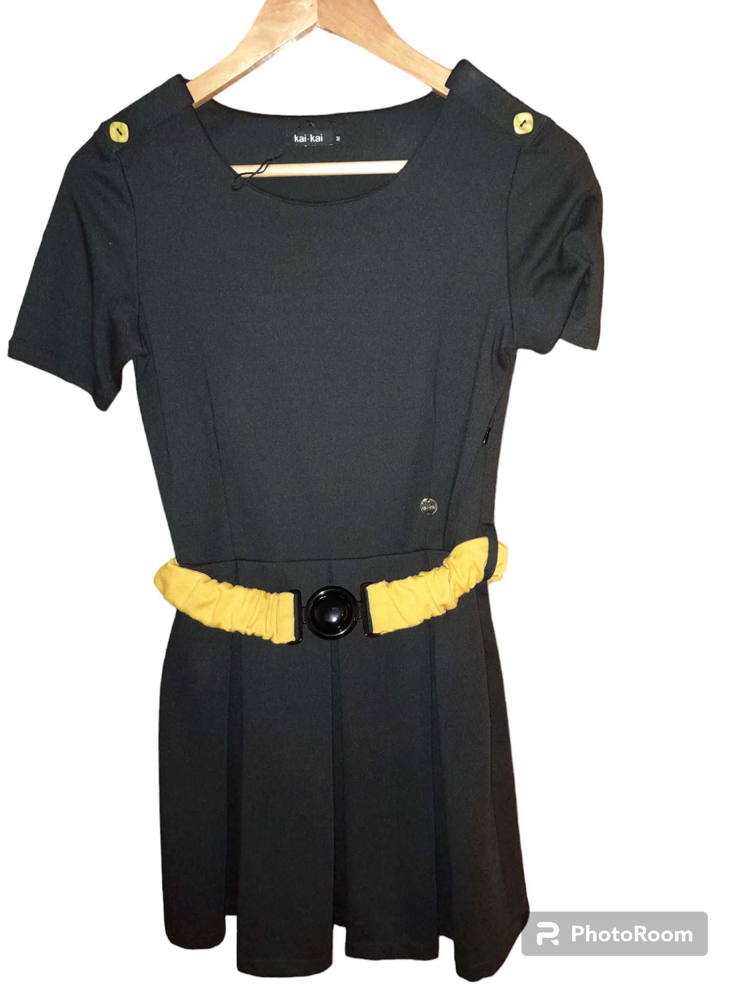 Vestido curto preto da Kai-Kai, com cinto amarelo torrado