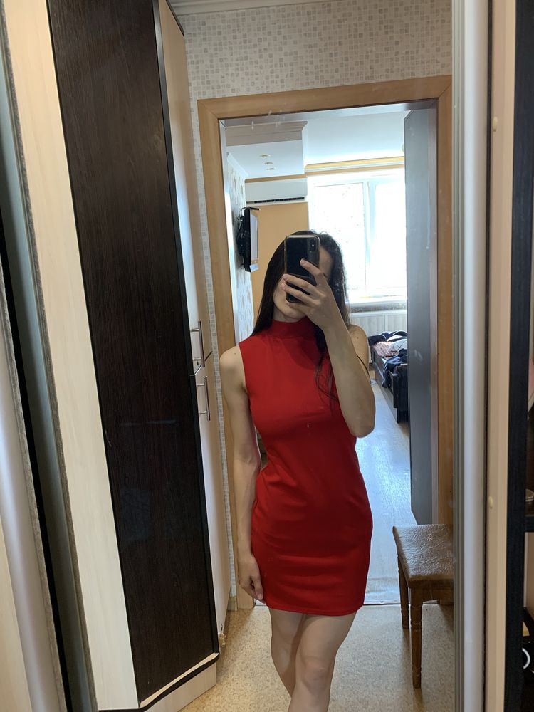 Червона сукня, плаття