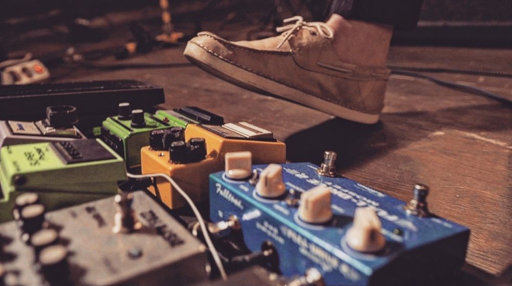 Уроки гітари на студії звукозапису.