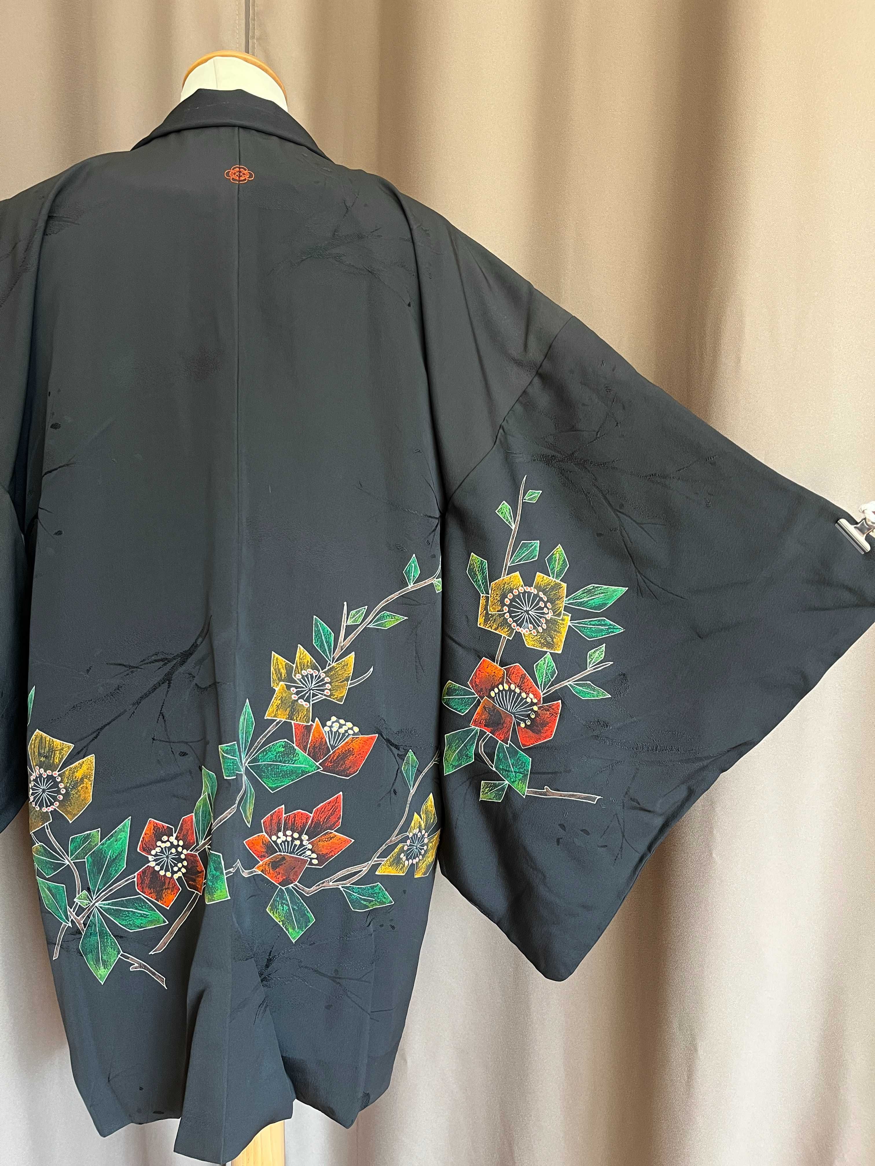 Casaco japonês de seda preta com flores para mulher