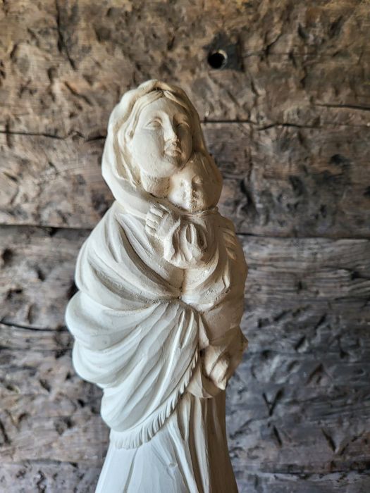Figurka Matki Bożej z dzieciątkiem Jezus Maryja