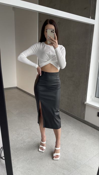 Шкіряна спідниця міді з розрізом в чорному та шокололадному кольорі