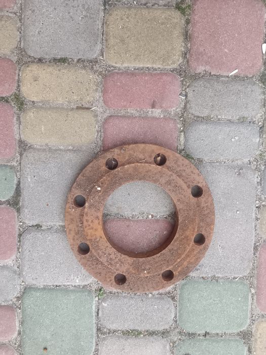 Продам новые фланцы.