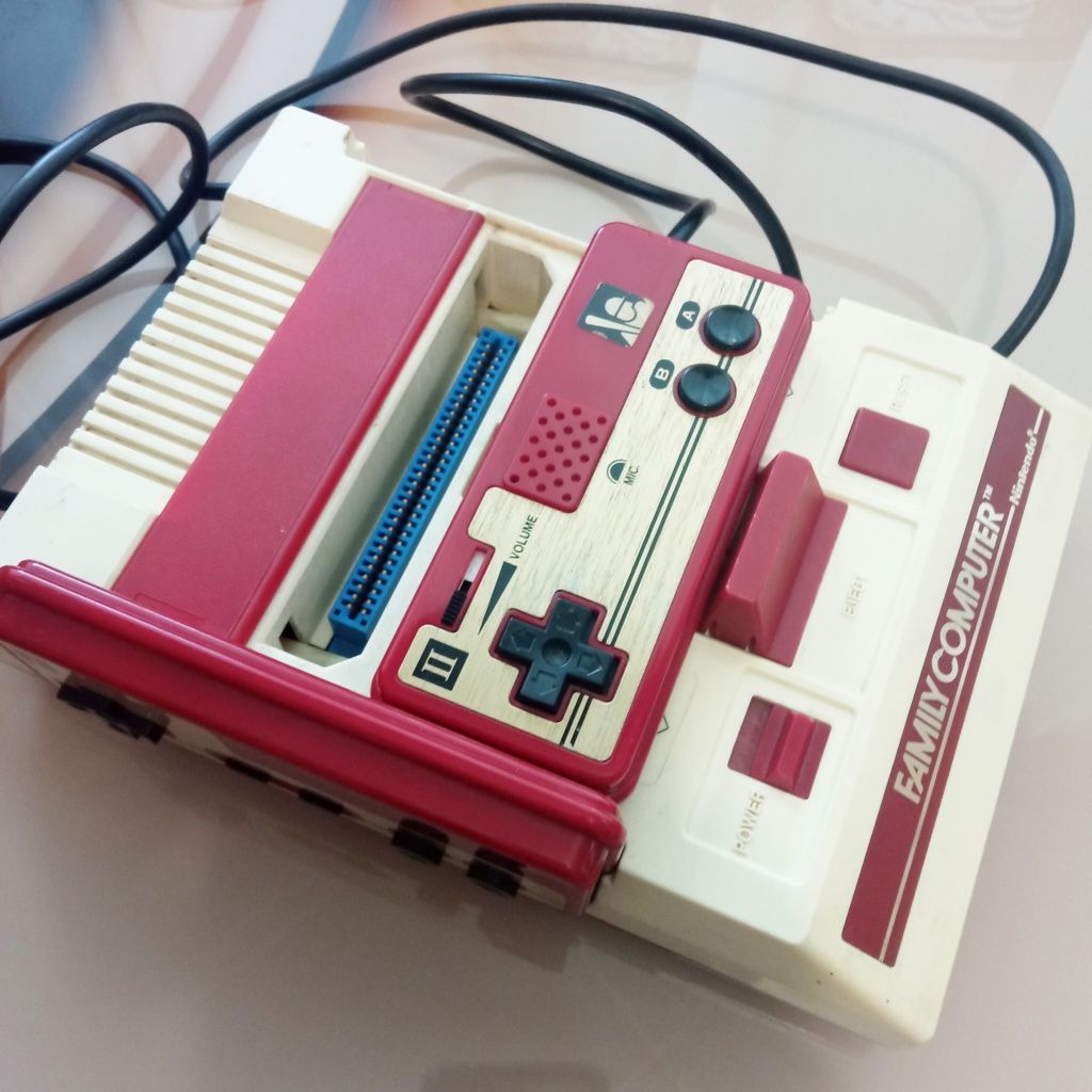 Оригінальна Ігрова консоль Famicom/Nintendo/Dendy  8 біт