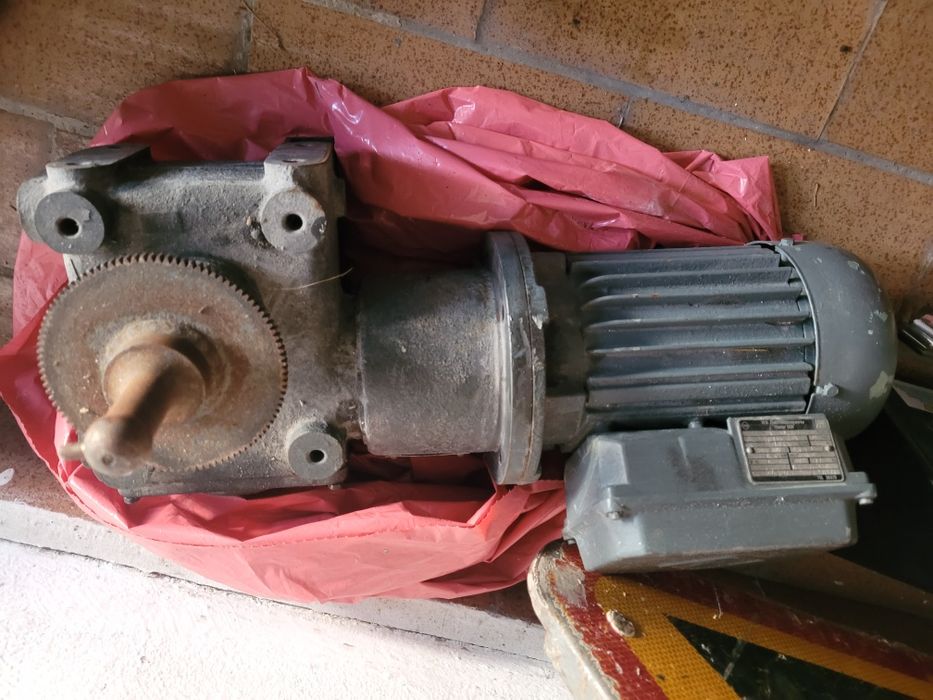 Silnik elektryczny 3-fazowy 220/380 V 0,4 kW z przekładnią