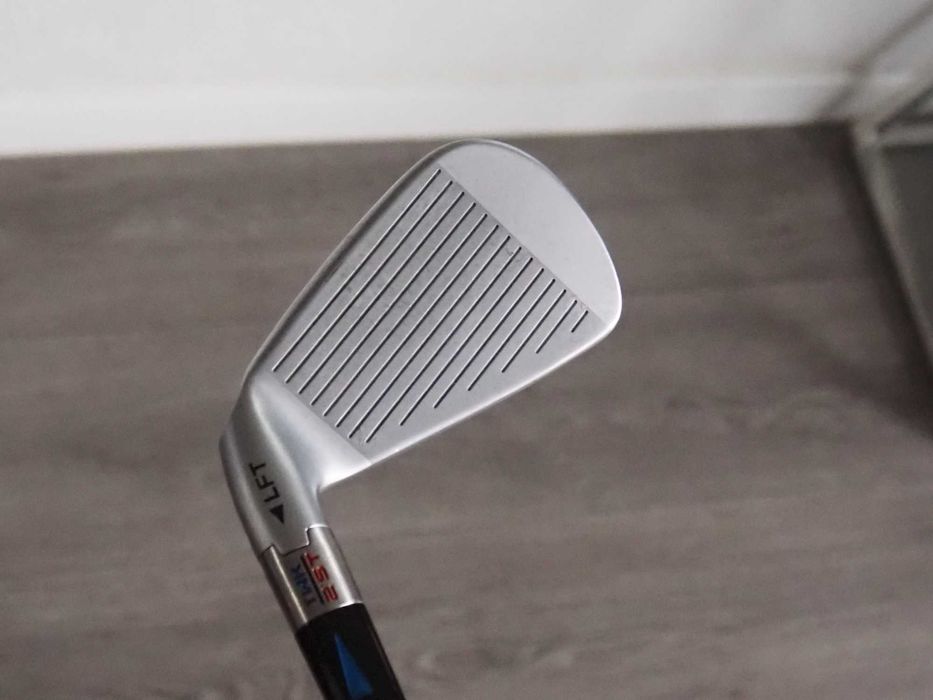 Kij do golfa TalorMade P790 Iron 7 Idealny na pierwszy kij Regular