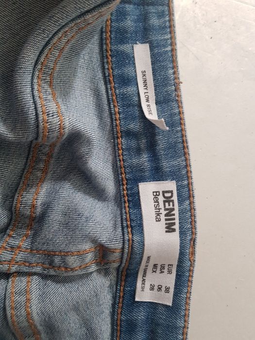 Skinny Jeansy z potarganymi nogawkami