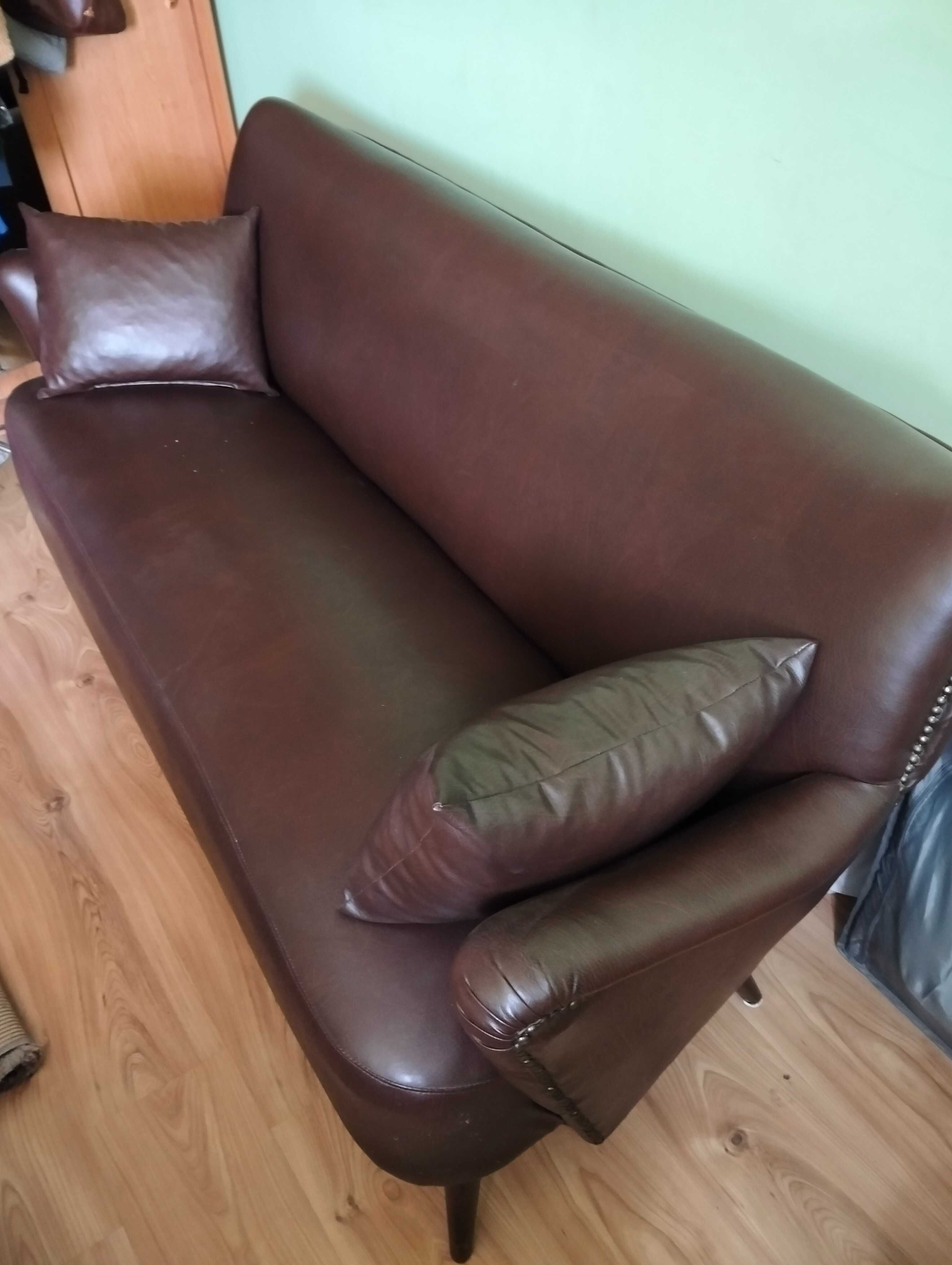 Sofa dwuosobowa z eko skóry.