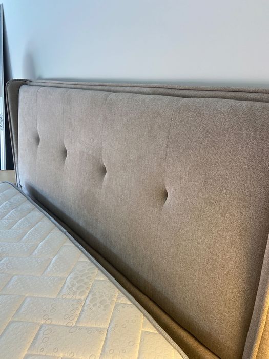 Cama + colchão + candeeiro de mesa de cabeceira
