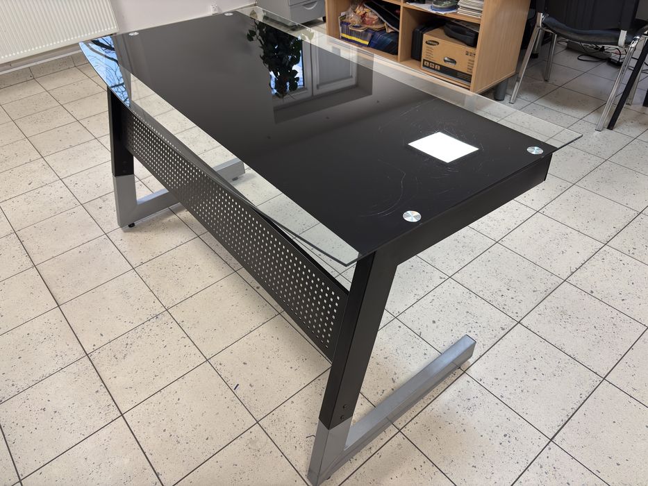 Biurko z szklanym blatem