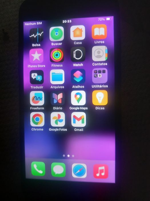 IPhone SE 2021 com capa e acessórios