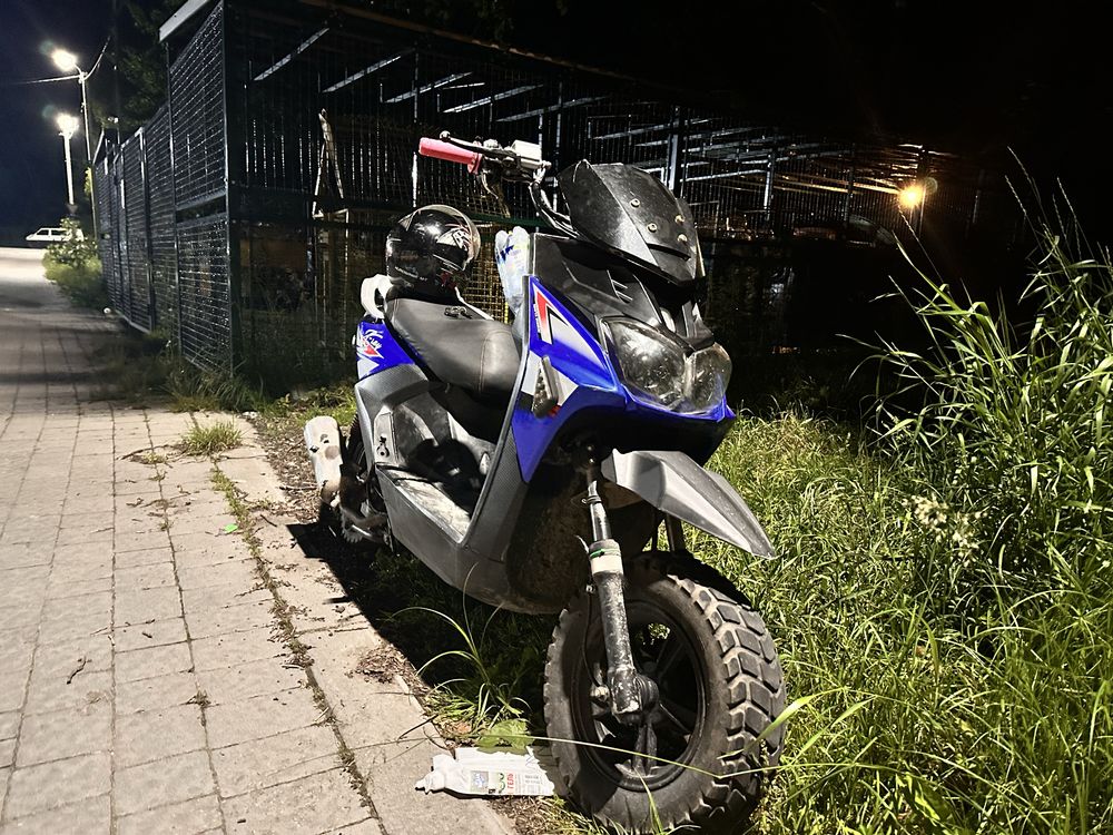 Скутер Spark 150 кубів. З тюнінгом невеликим, підтриманий