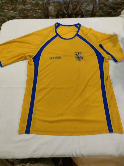 T-shirt com símbolo Ucrânia.