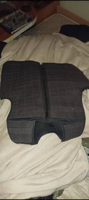 плитоноска сoolmax черного цвета. Носится как желетка под пиджак