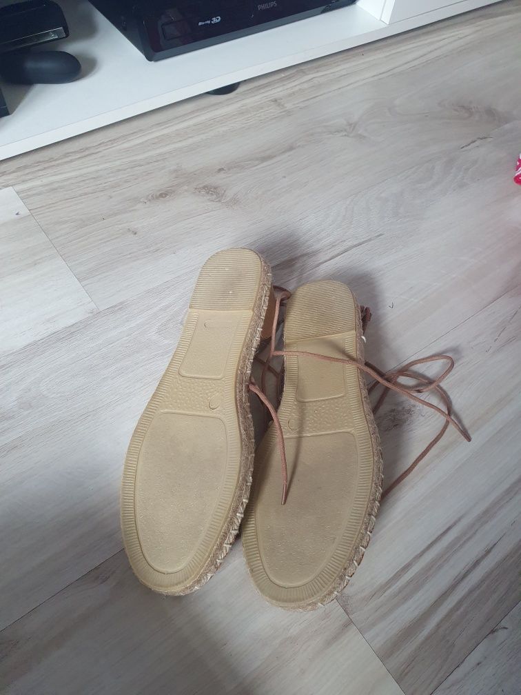 Nowe skórzane espadryle