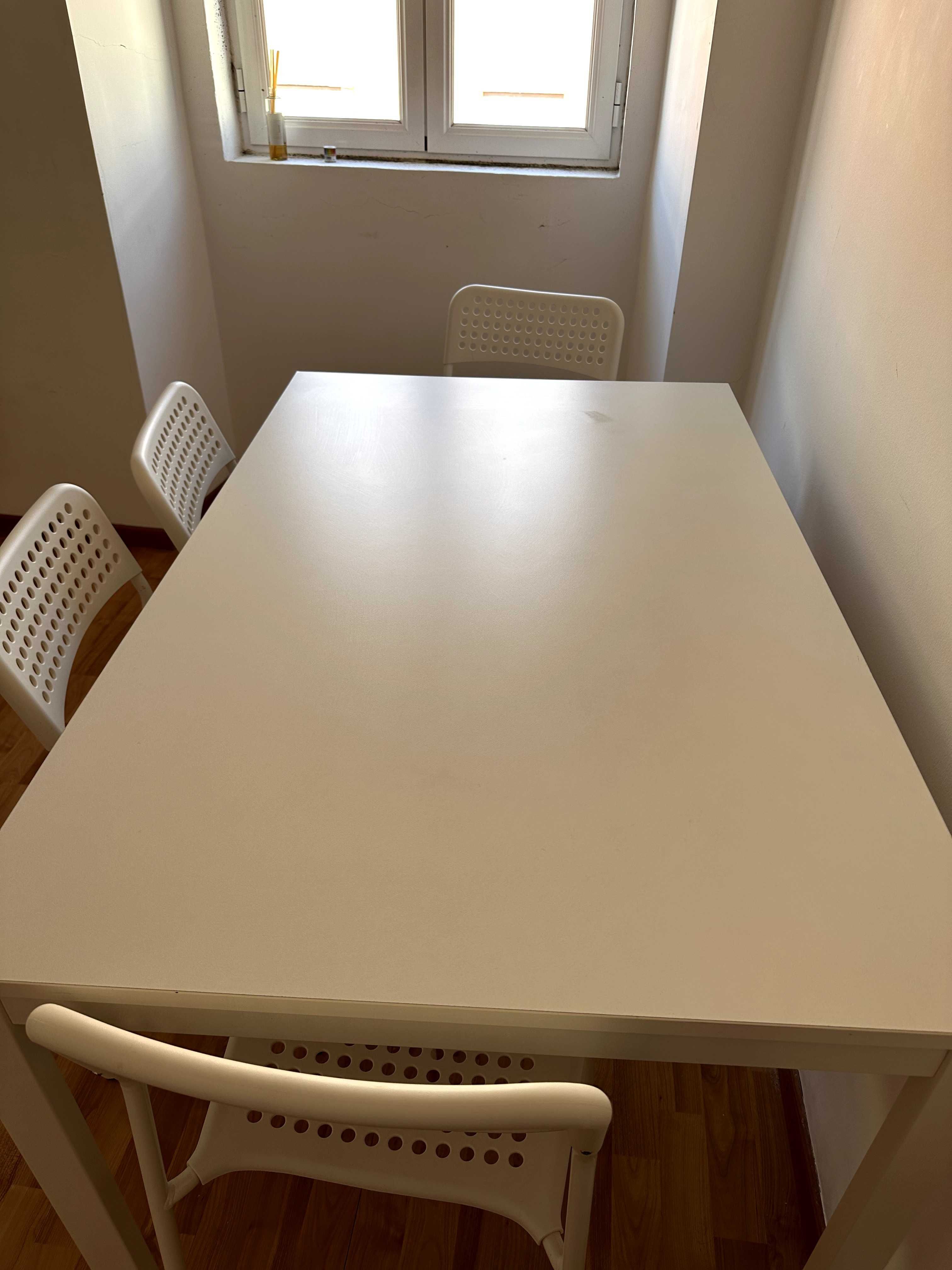Mesa Vangsta extensível IKEA e 4 cadeiras