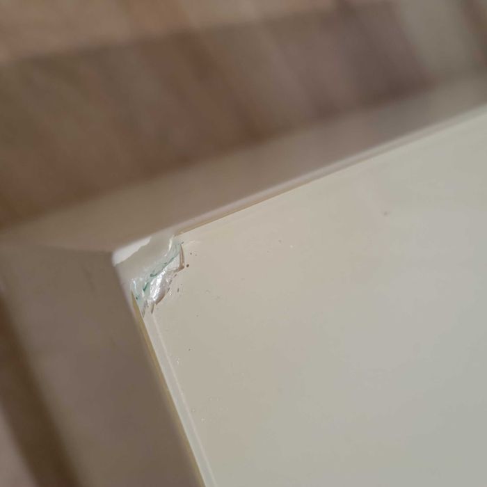 Mesa de centro de madeira maciça lacada a cor beje com tampo vidro