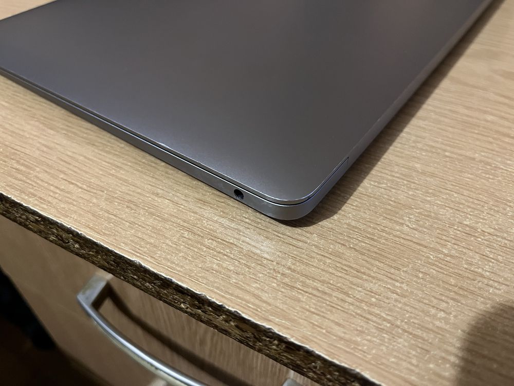 крышка дисплей MacBook air M1 A2337 (2020) ( на запчасти ) разбита