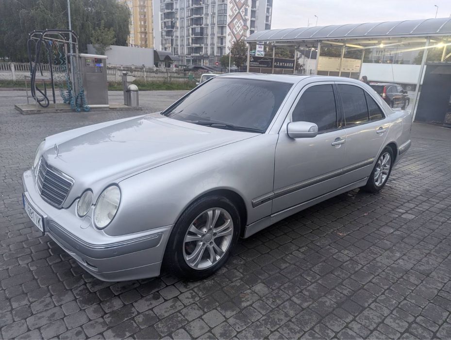 Машина Mercedes E210