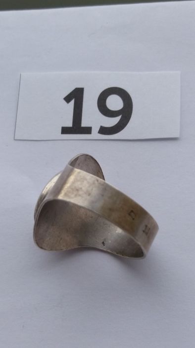 mm L044,pierścionek srebro sygnowany z kamieniem