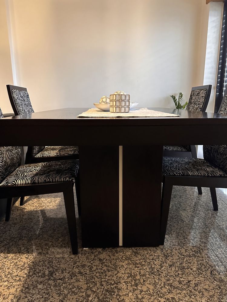 Mesa de sala de jantar extensível c/4 cadeiras