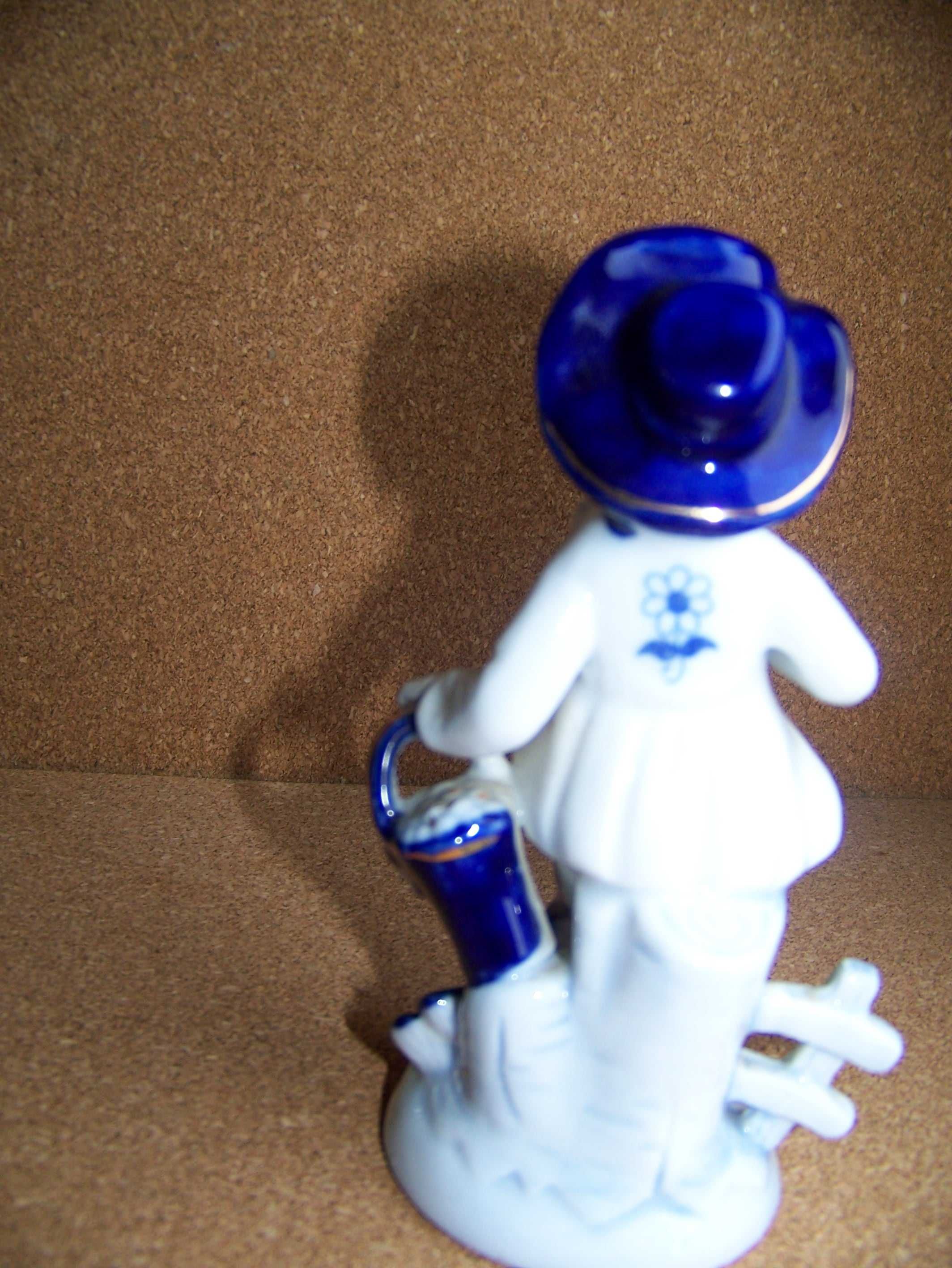 porcelanowa figurka młodzieńca