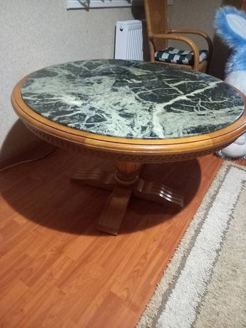 Мармуровий стіл з дерев'яною основою