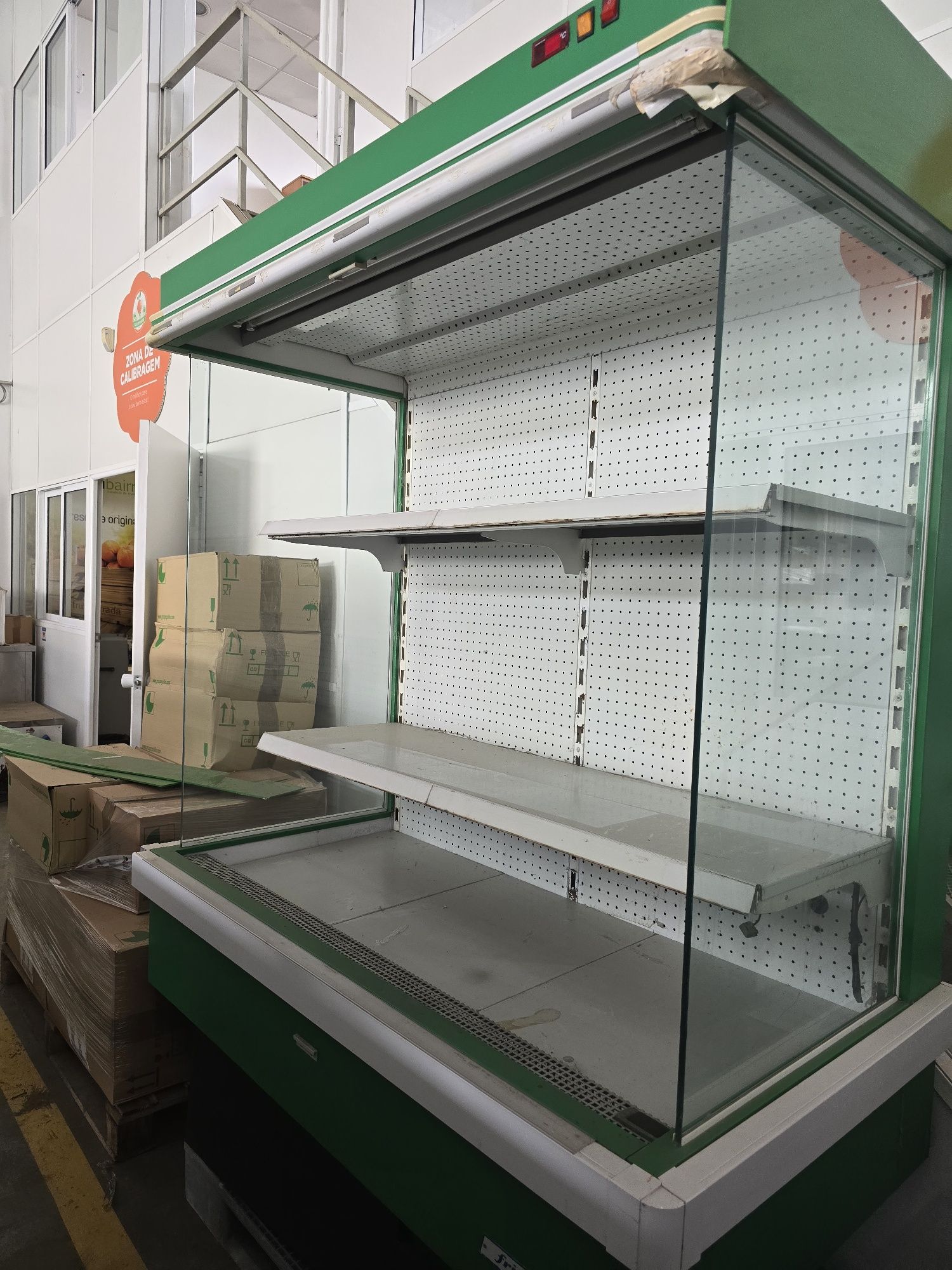 Vende-se Expositor Refrigerado Vertical FRIGER – Ideal para Frutas e L