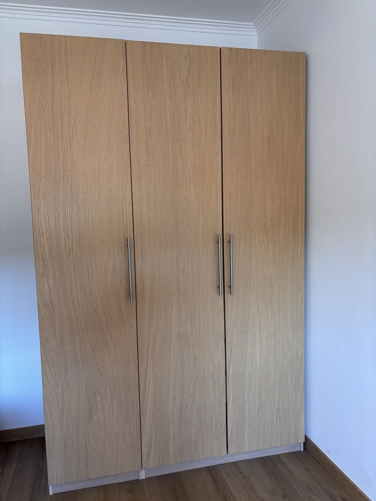 Roupeiro  de 3 portas grande com muita arrumacao