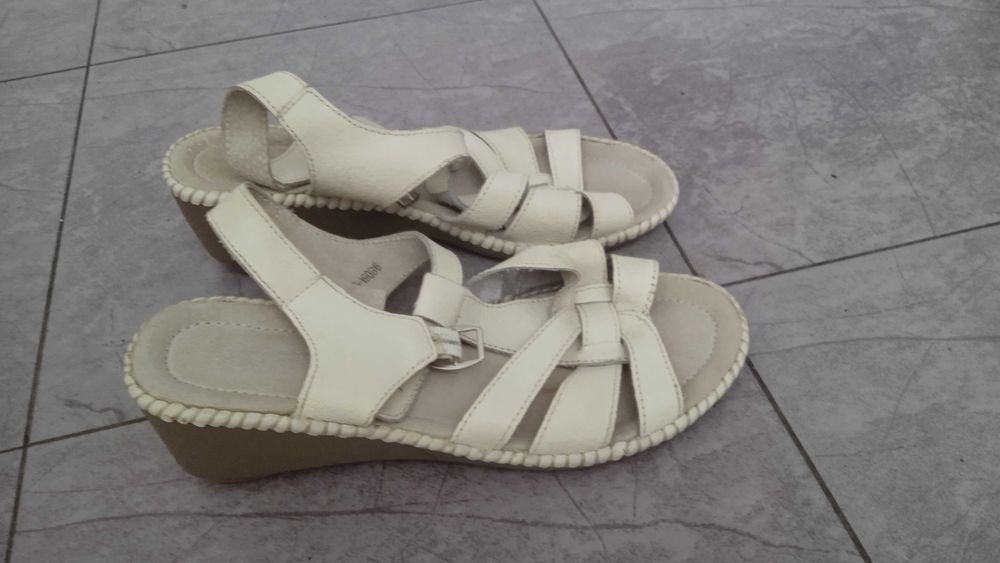 Продам летнюю женскую обувь