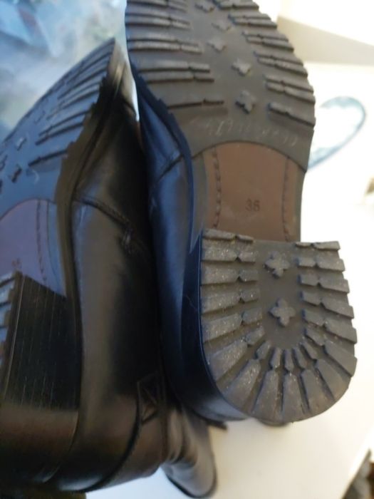 Шкіряні чоботи на густій цегейці