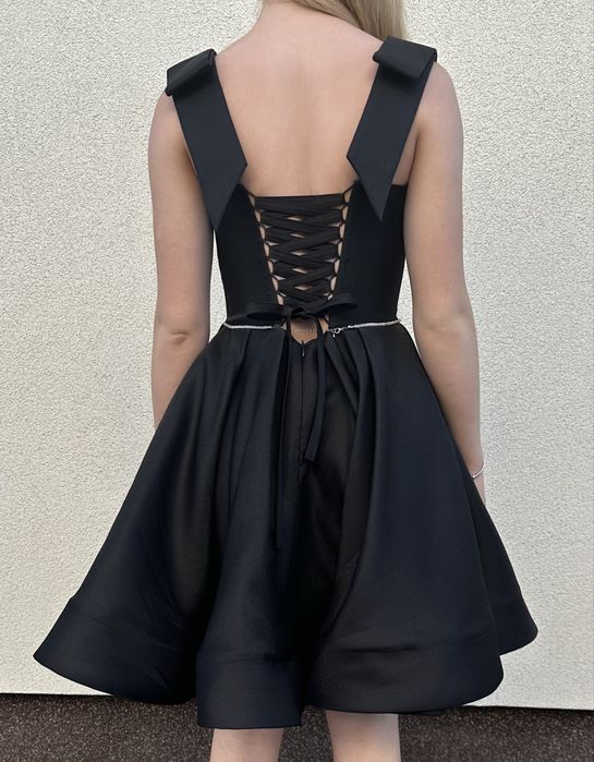 Вечірня атласна сукня