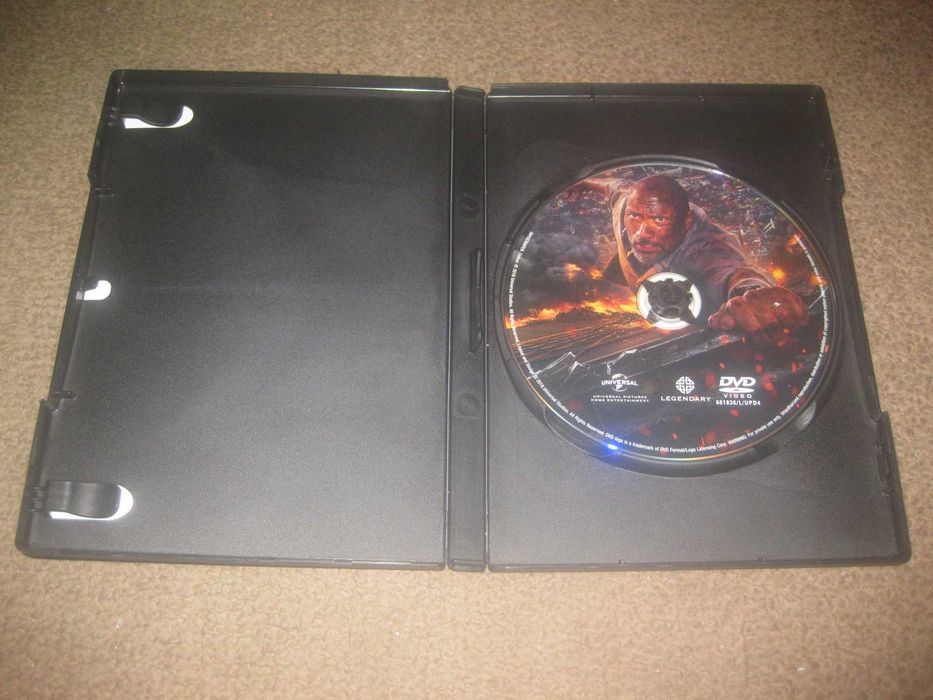 DVD "Arranha-Céus" com Dwayne Johnson