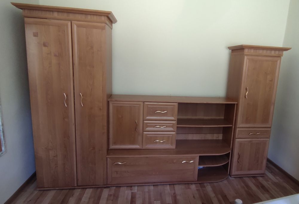 Brązowe jasne meble do pokoju