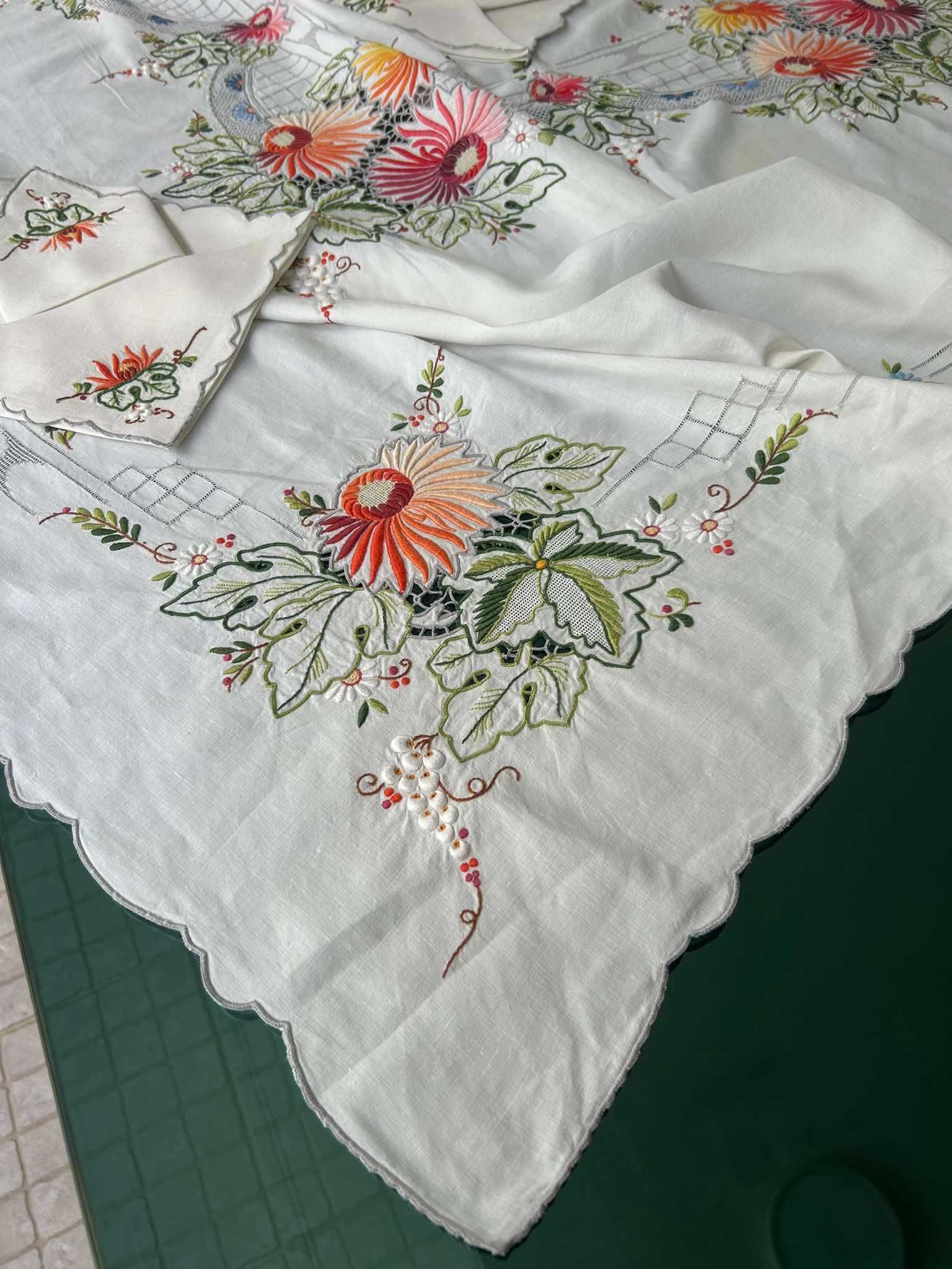 Toalha de mesa em linho antigo, bastante bordada e trabalhada em Crivo