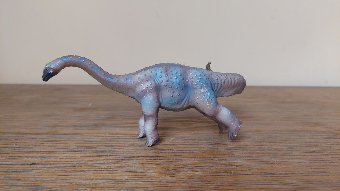 Rhoetosaurus - figurka dinozaura