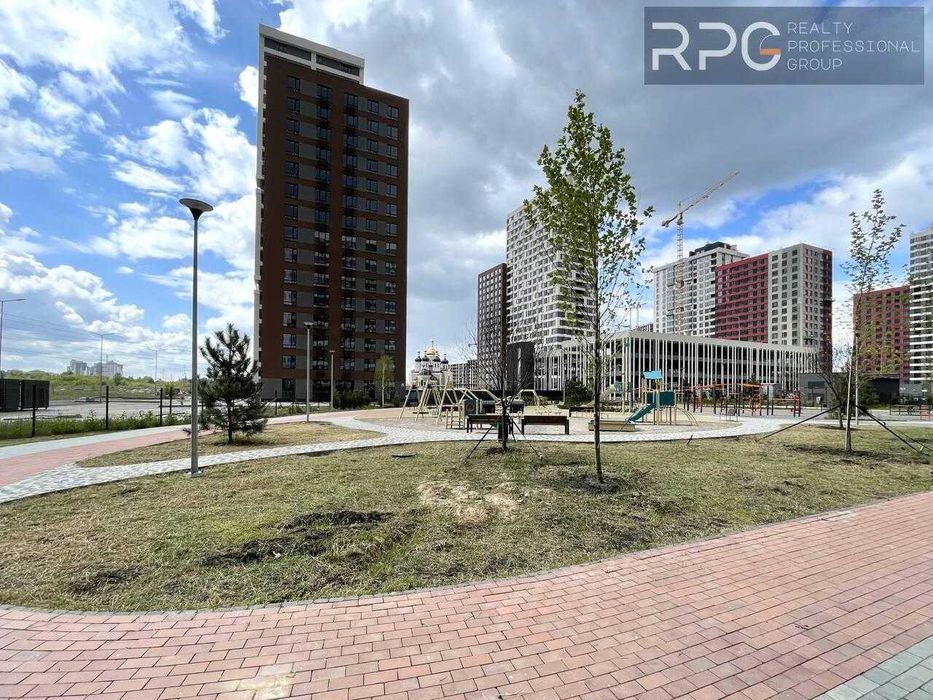 Продаж 1к квартири в ЖК Варшавський 3 Низький поверх Вид у двір