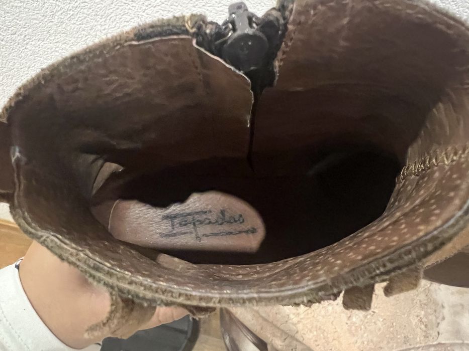 Botins Tapadas em Camurça Taupe