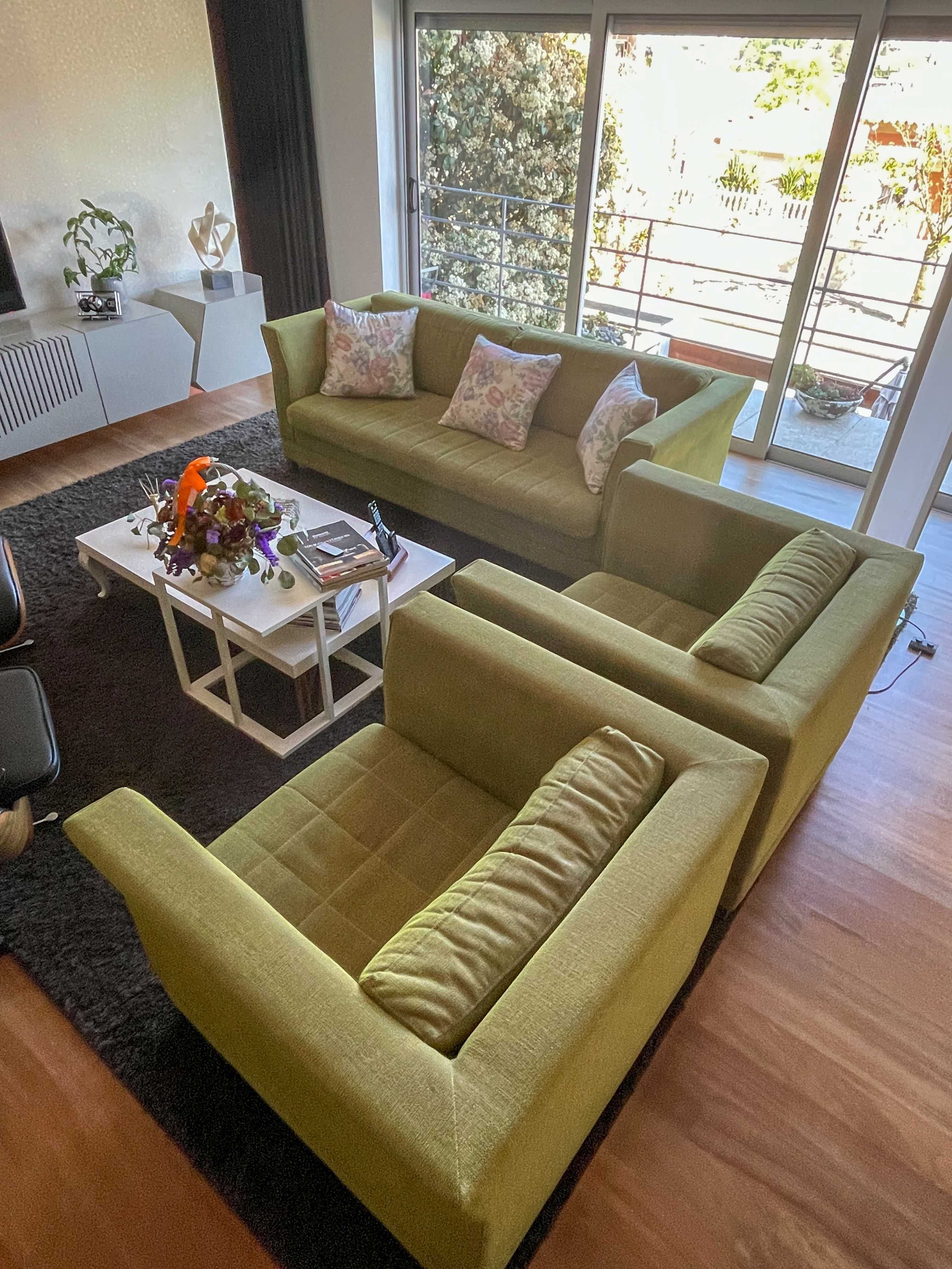 Conjunto de sofás com pousa pés em excelente estado