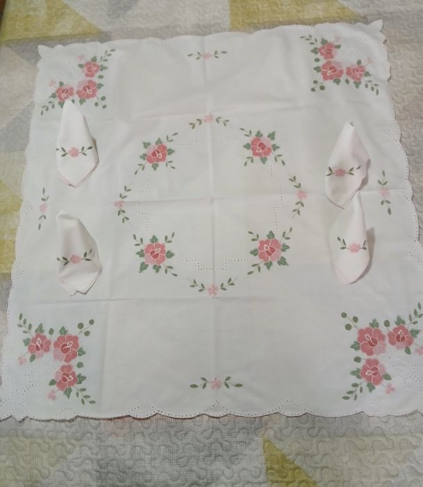 Toalha bordada com guardanapos