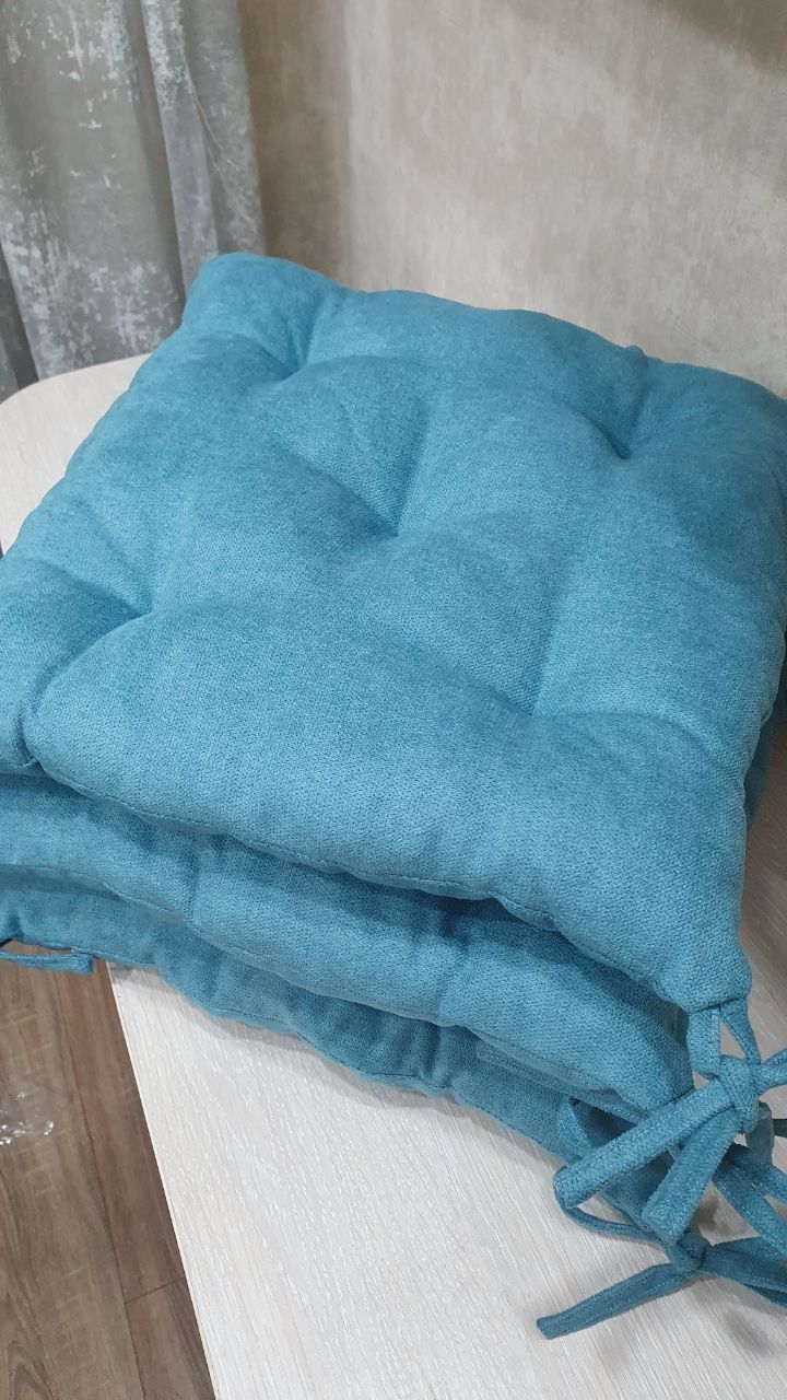 Декоративні подушки на стільці