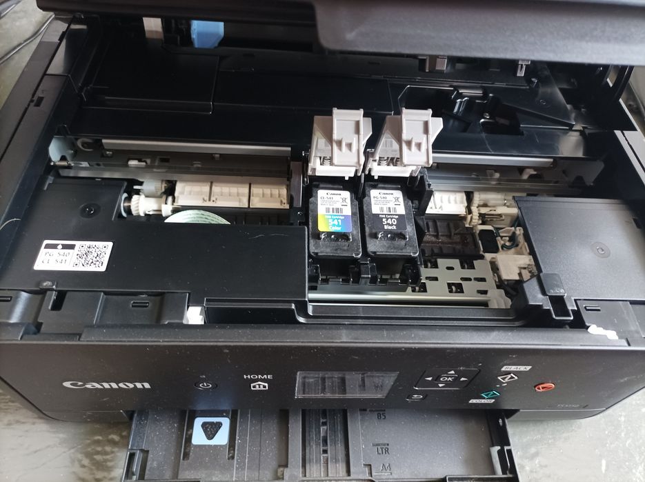 Drukarka Canon wraz z tuszami