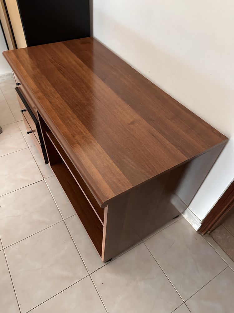 Mesa de madeira em excelente estado