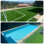 Espaço exterior com piscina e campo de jogos.