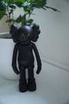 Figurka KAWS – Czarna
