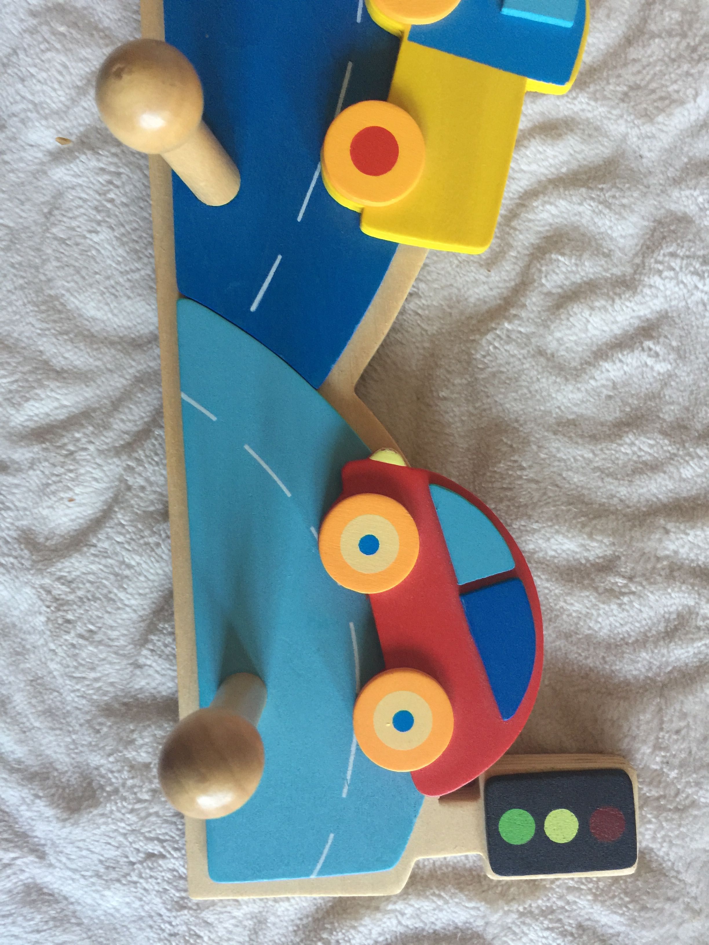 Drewniany wieszak dla chłopca - samochody i znaki drogowe