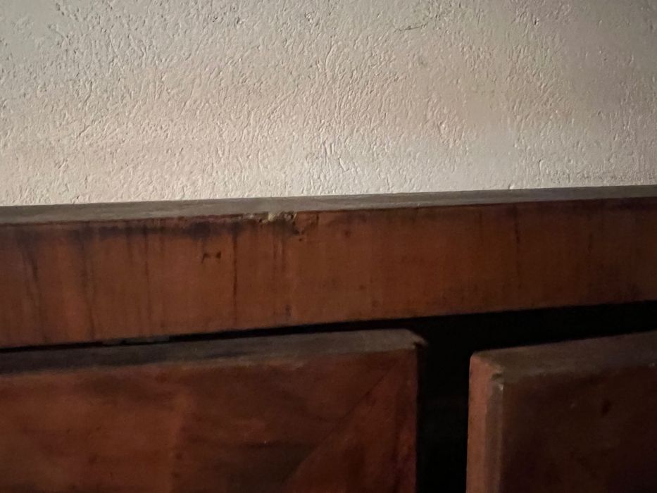 stary kredens pokojowy z witrynką