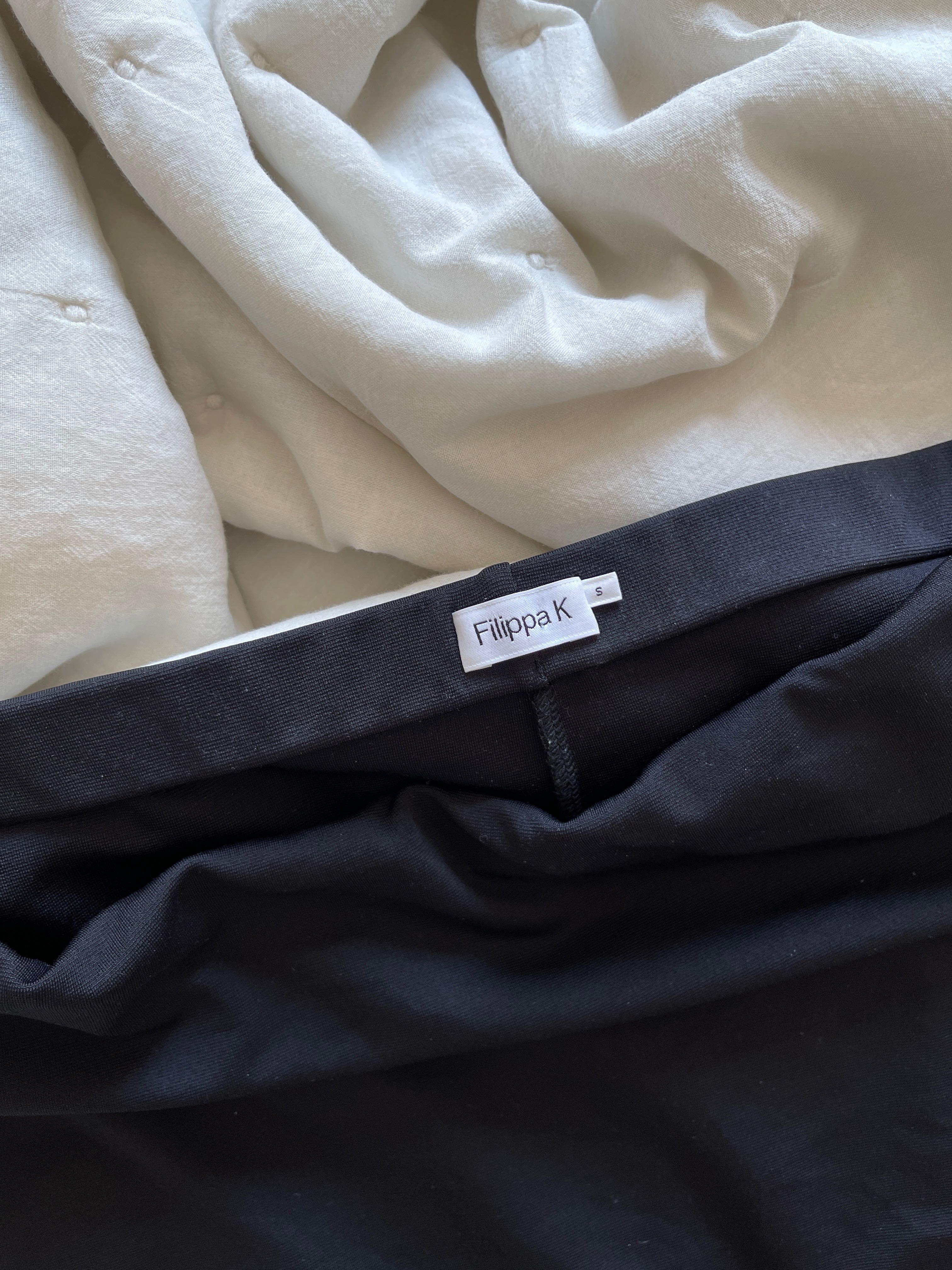 Filippa K minimalistyczna ołówkowa czarna spódnica