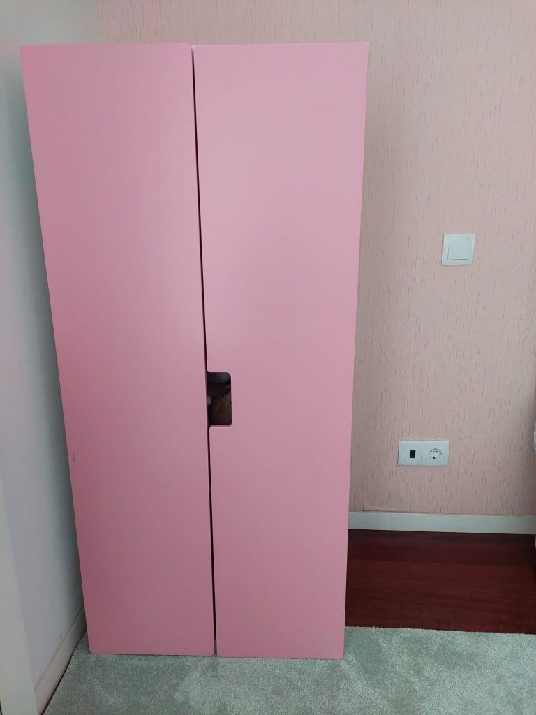 Roupeiro IKEA portas rosa